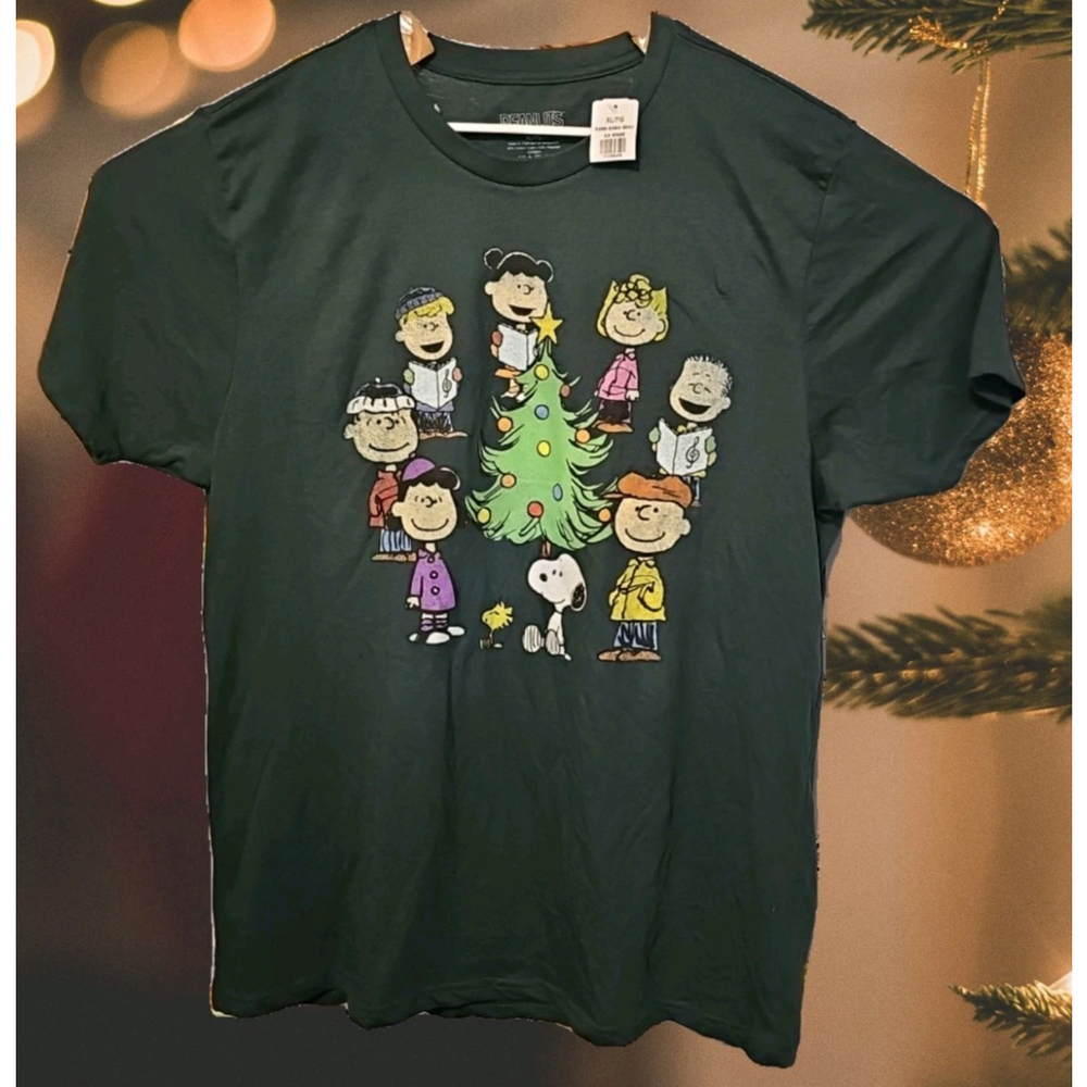 Peanuts Official Shirt Size XL Christmas Tree Charlie Brown Snoopy Caroling NWT